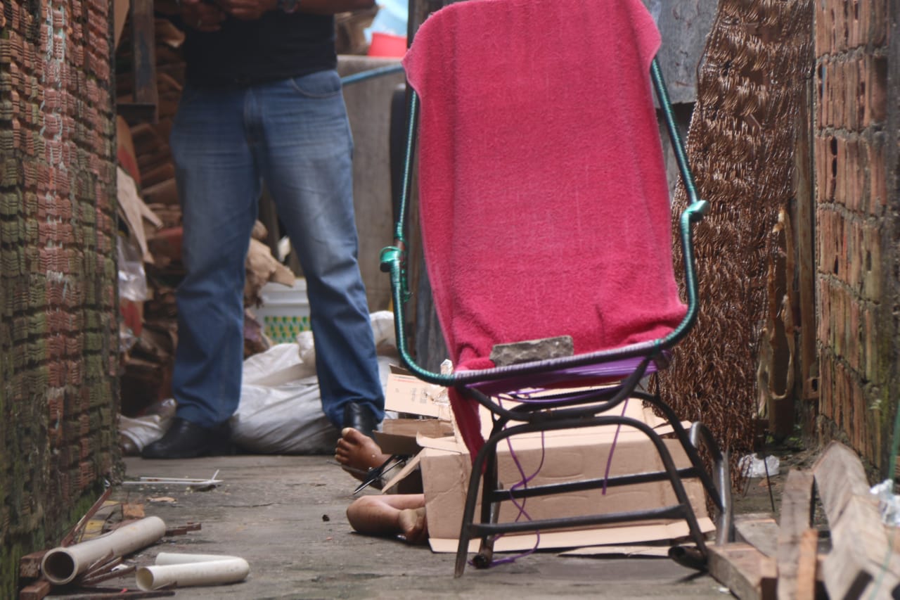 Jovem morre ao ter casa invadida e rosto crivado de balas em Manaus