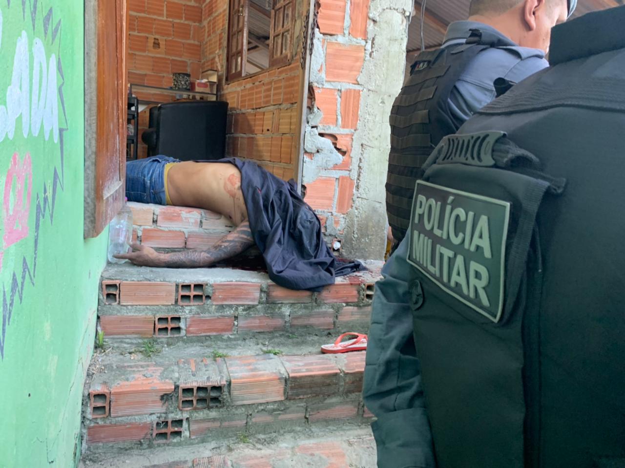 Jovem foge para não morrer e acaba sendo executado na casa da família em Manaus