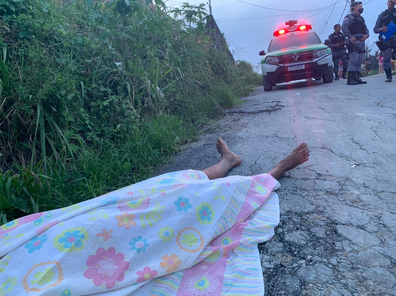 Amarrado, homem é desovado em rua deserta de Manaus