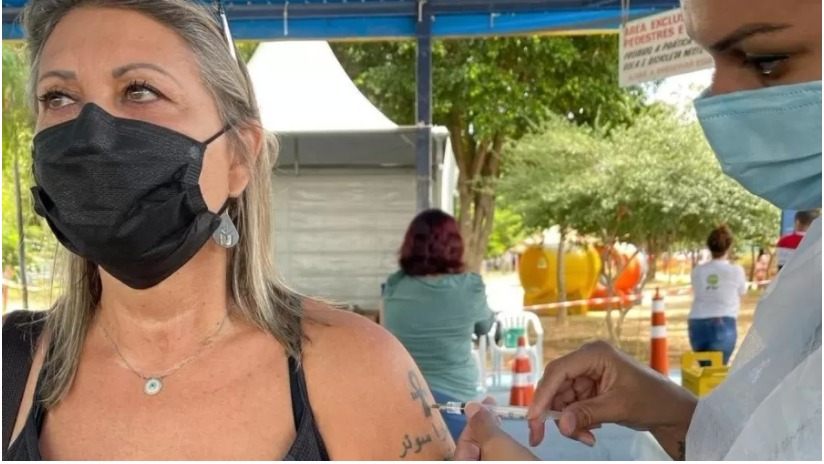 Veterinária vacinada com doses da Coronavac frauda sistema e recebe 3ª dose