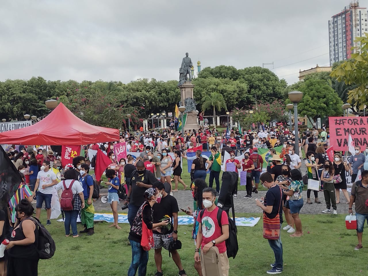 Manifestantes lotam Centro de Manaus em novo ato nacional contra Bolsonaro
