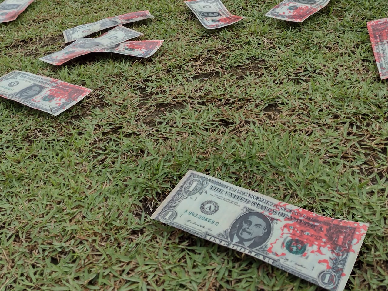 Com dólares sujos de sangue, ato em Manaus relembra suposta propina pedida por Bolsonaro