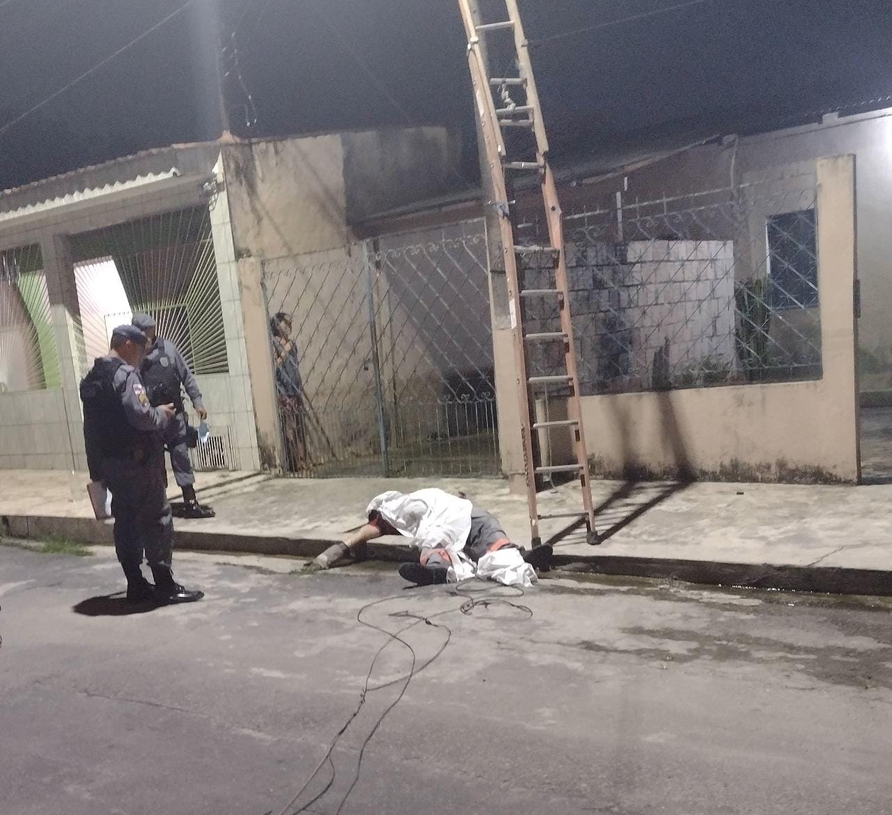 Homem morre ao tentar ajeitar fiação de casa em Manaus