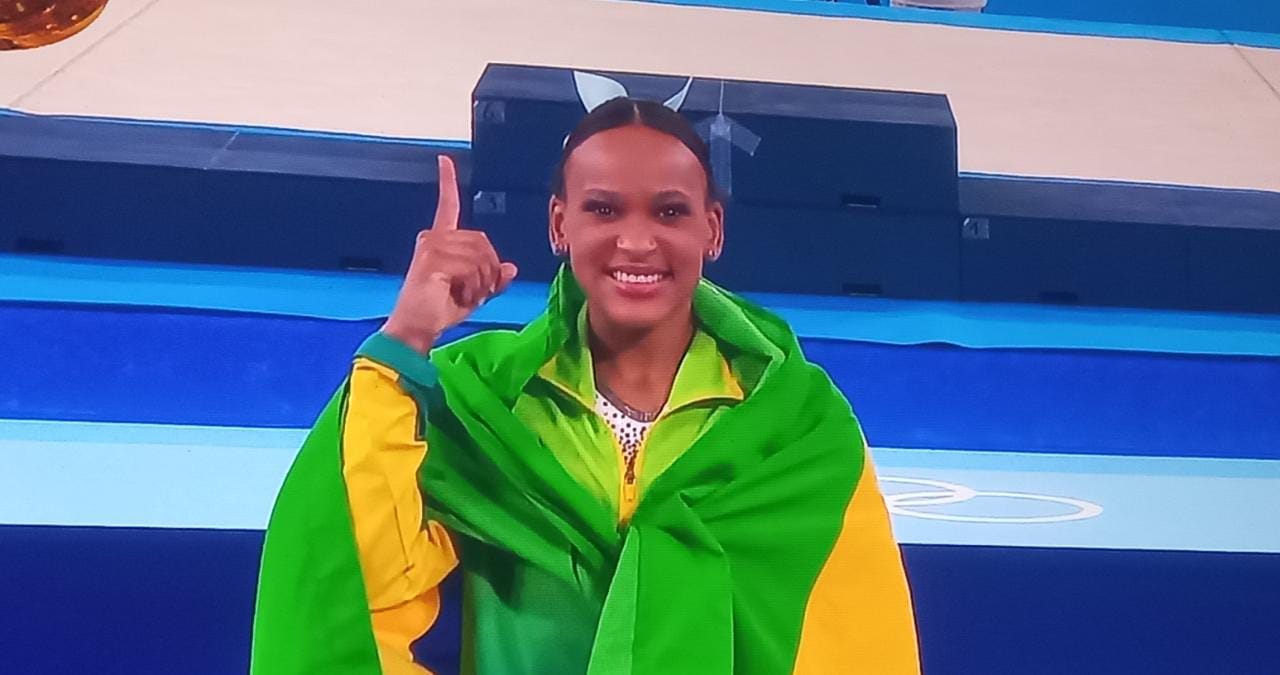 Rebeca Andrade ganha medalha de ouro no salto para o Brasil nas Olimpíadas