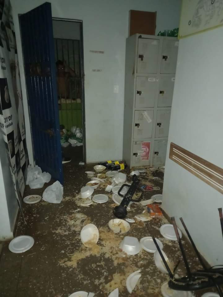 Agora: Grupo de detentos foge de delegacia no Iranduba