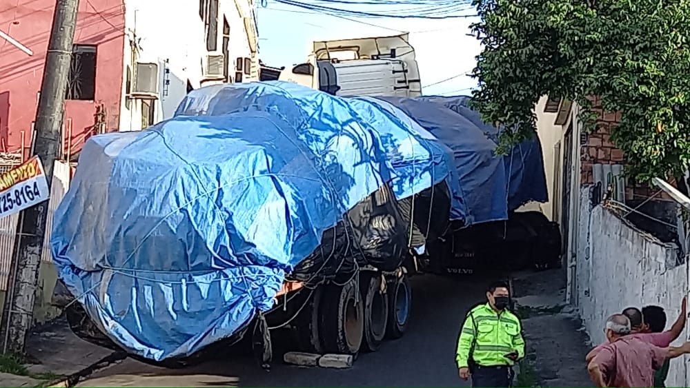 Carreta perde controle e tomba em rua de Manaus