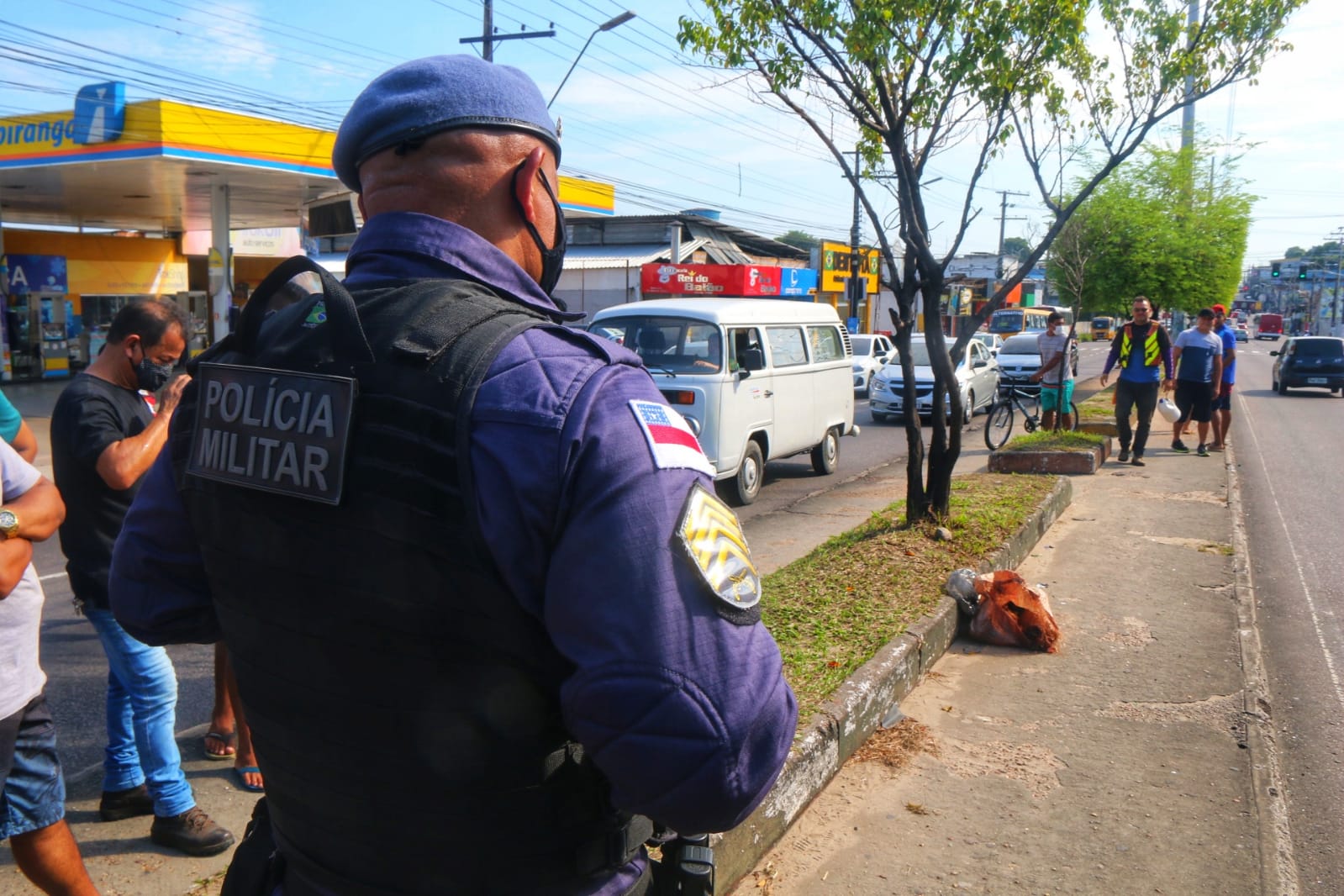 Corpo esquartejado é encontrado em sacola no meio de avenida em Manaus