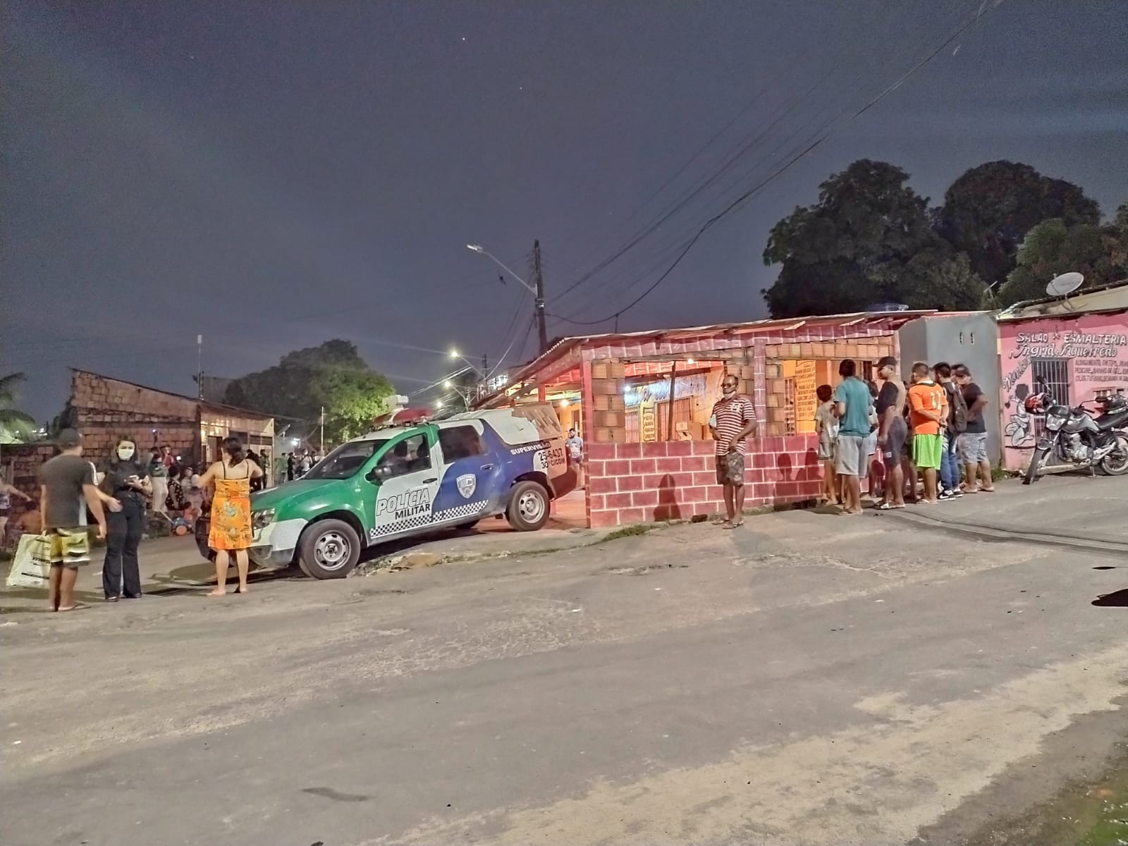 Adolescente é crivado a balas quando jogava videogame após serviço em Manaus