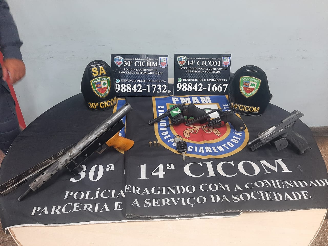 Dupla é presa após atirar contra rivais em praça e atropelar homem em Manaus