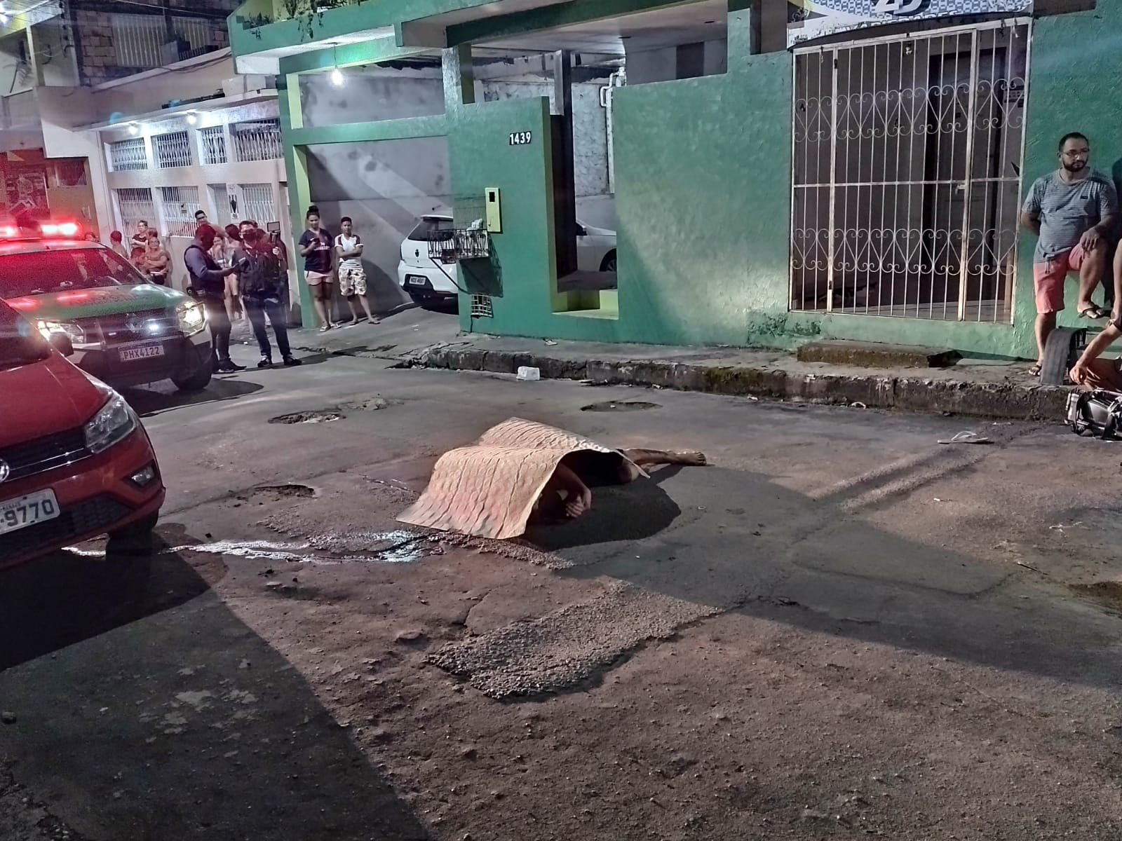 Ataque criminoso em bairro de Manaus deixa um morto e um baleado em via pública
