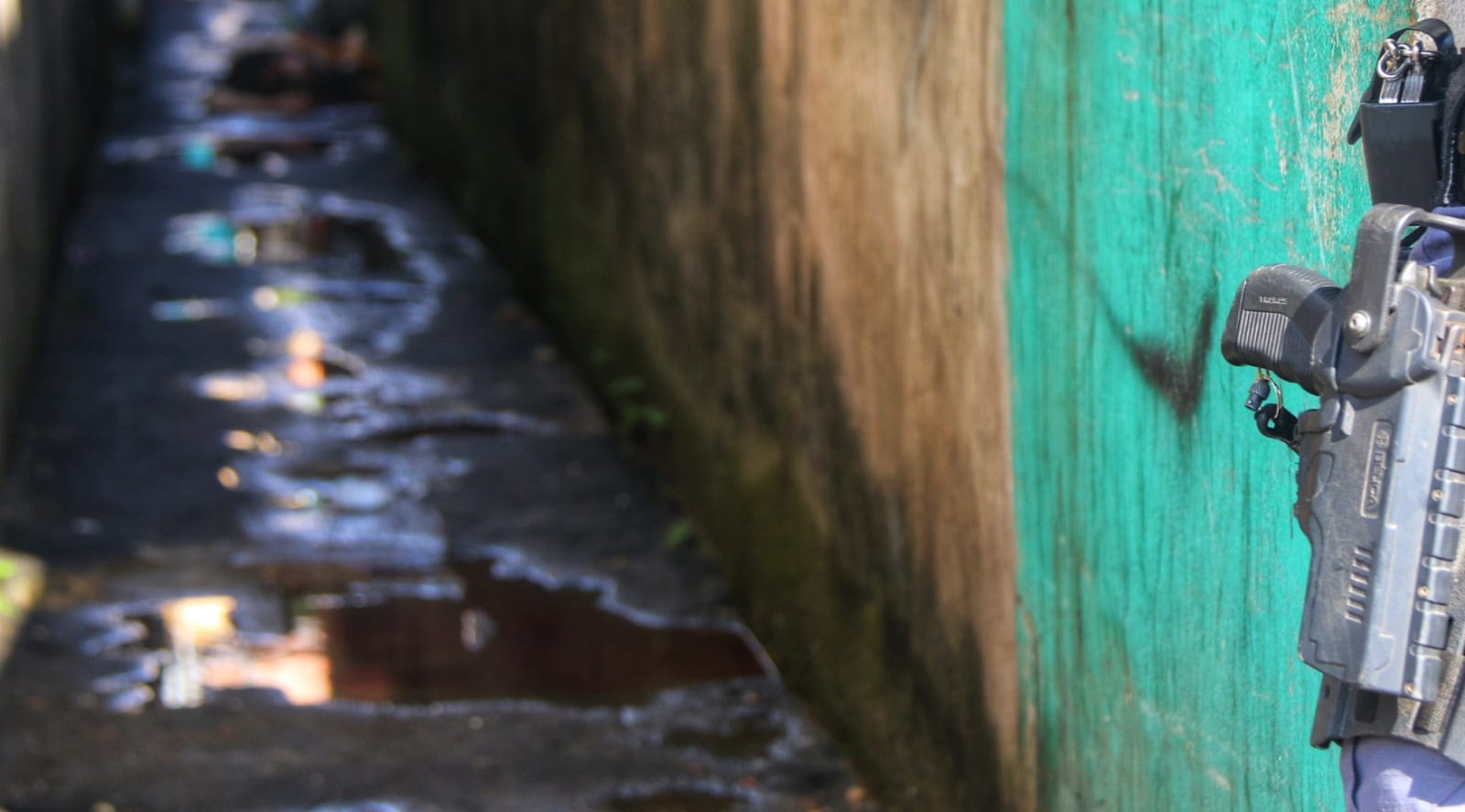 Jovem é levado até beco para ser executado em Manaus