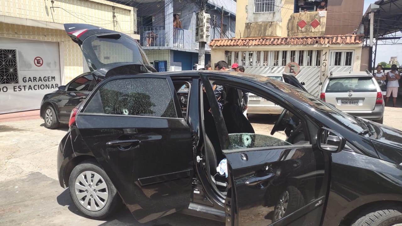 Adolescente é baleado dentro de carro de app em Manaus