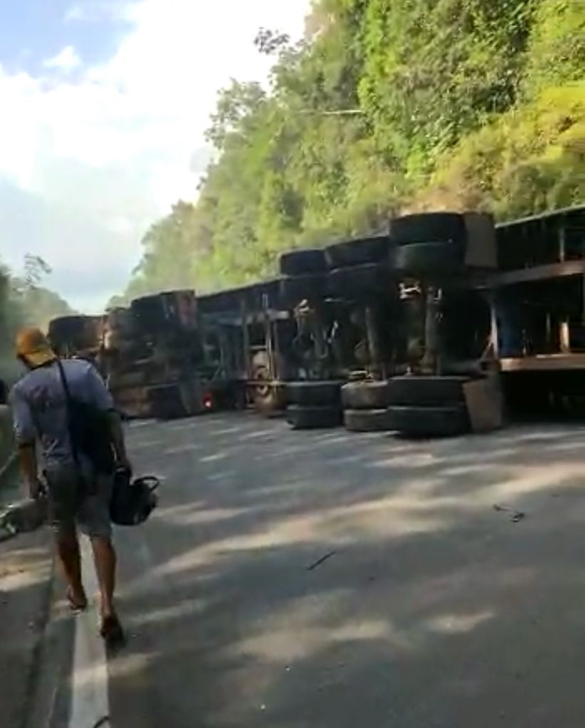 BR-174 é interditada após caminhão tombar no local; veja vídeos