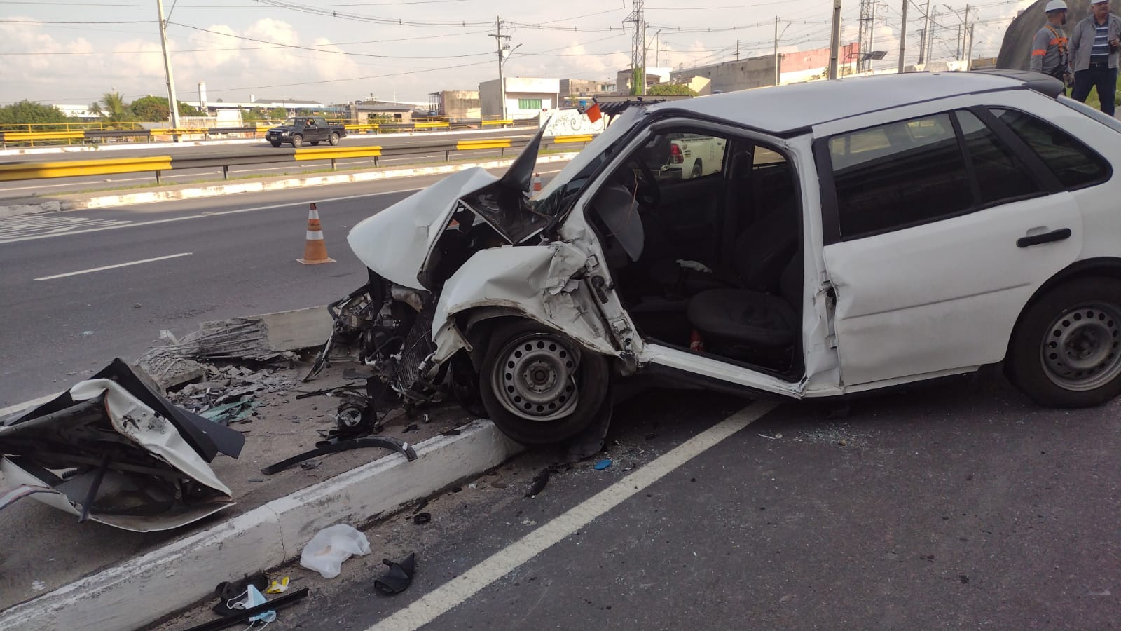 Industriário fica preso às ferragens após dormir ao volante e se chocar contra poste em Manaus