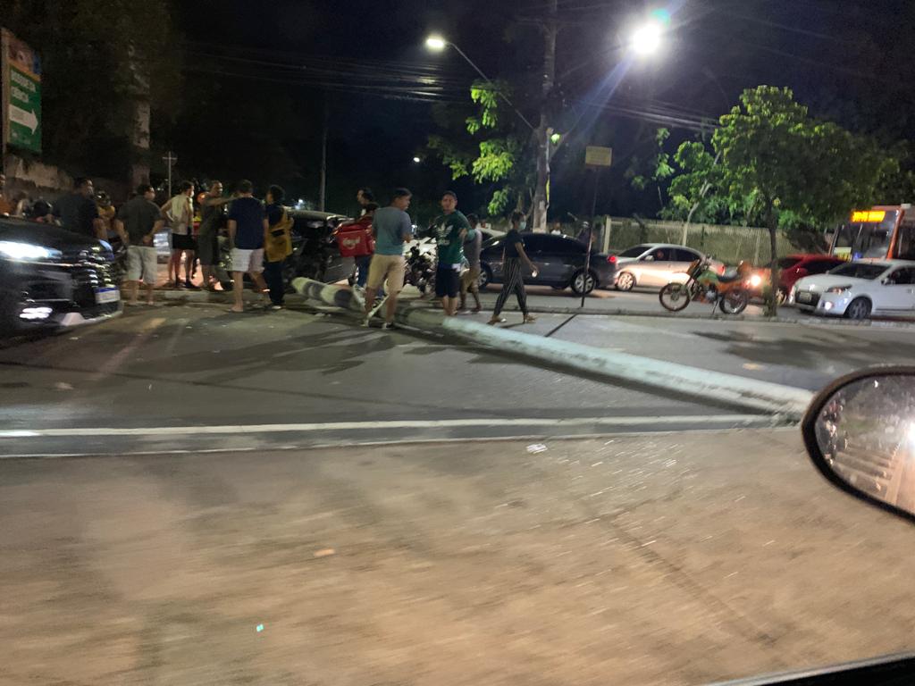 Homem perde controle de carro e derruba poste em avenida de Manaus 