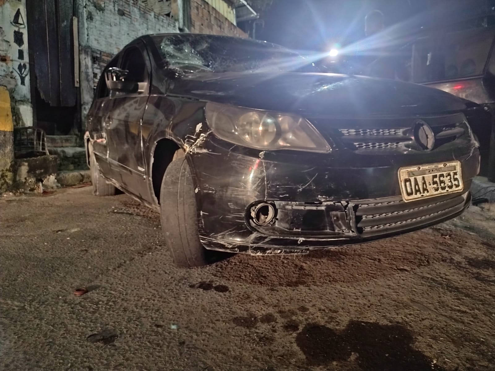 Homem é executado e carro de assassinos é depredado em Manaus