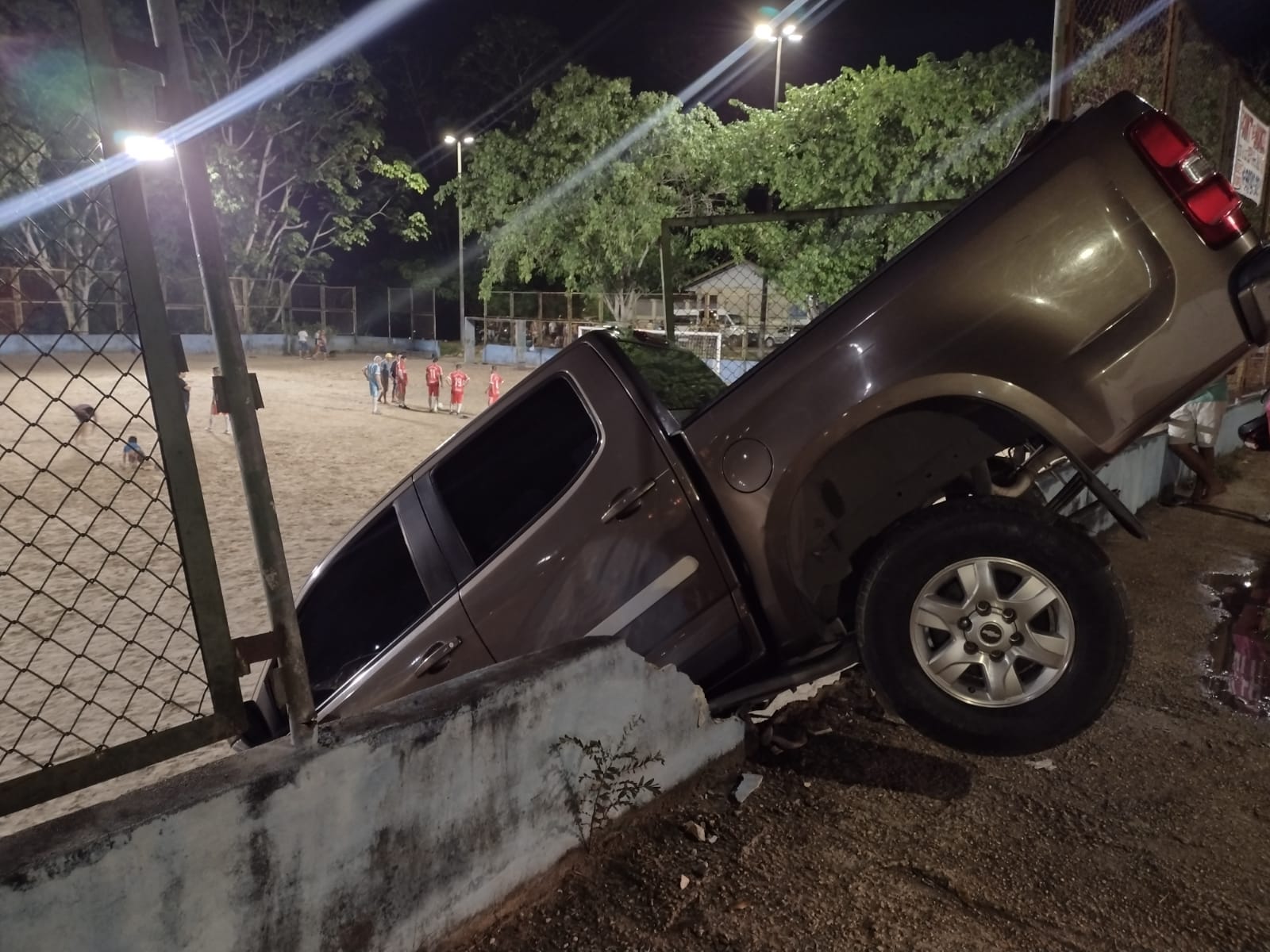 Carro perde o controle e vai parar dentro de campo de futebol em Manaus