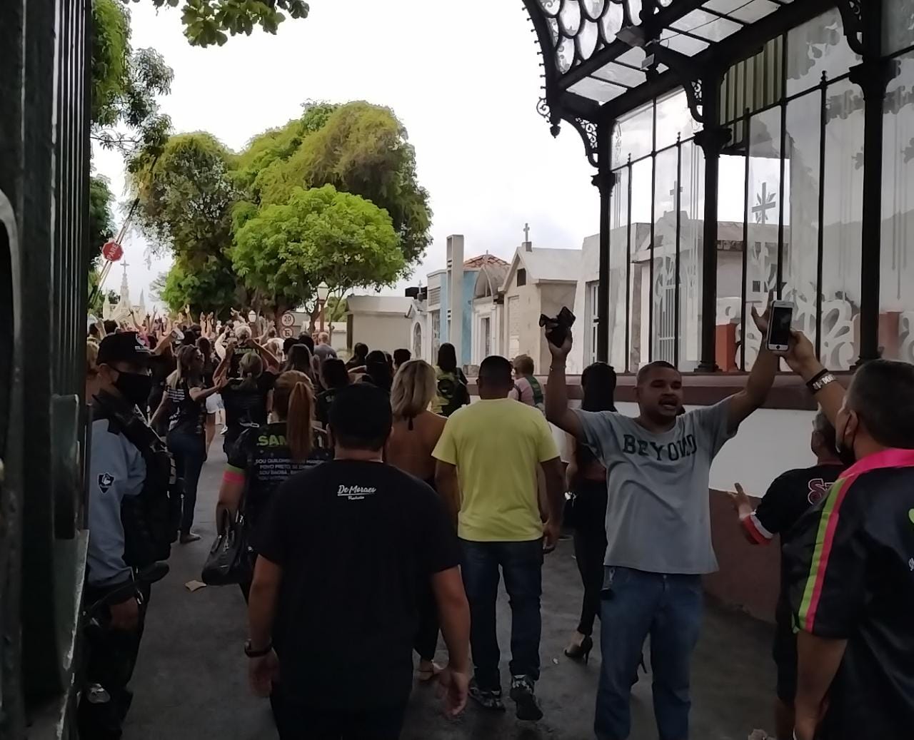 Vídeos: Do cortejo a pé ao emocionante último adeus no enterro de Murilo Rayol