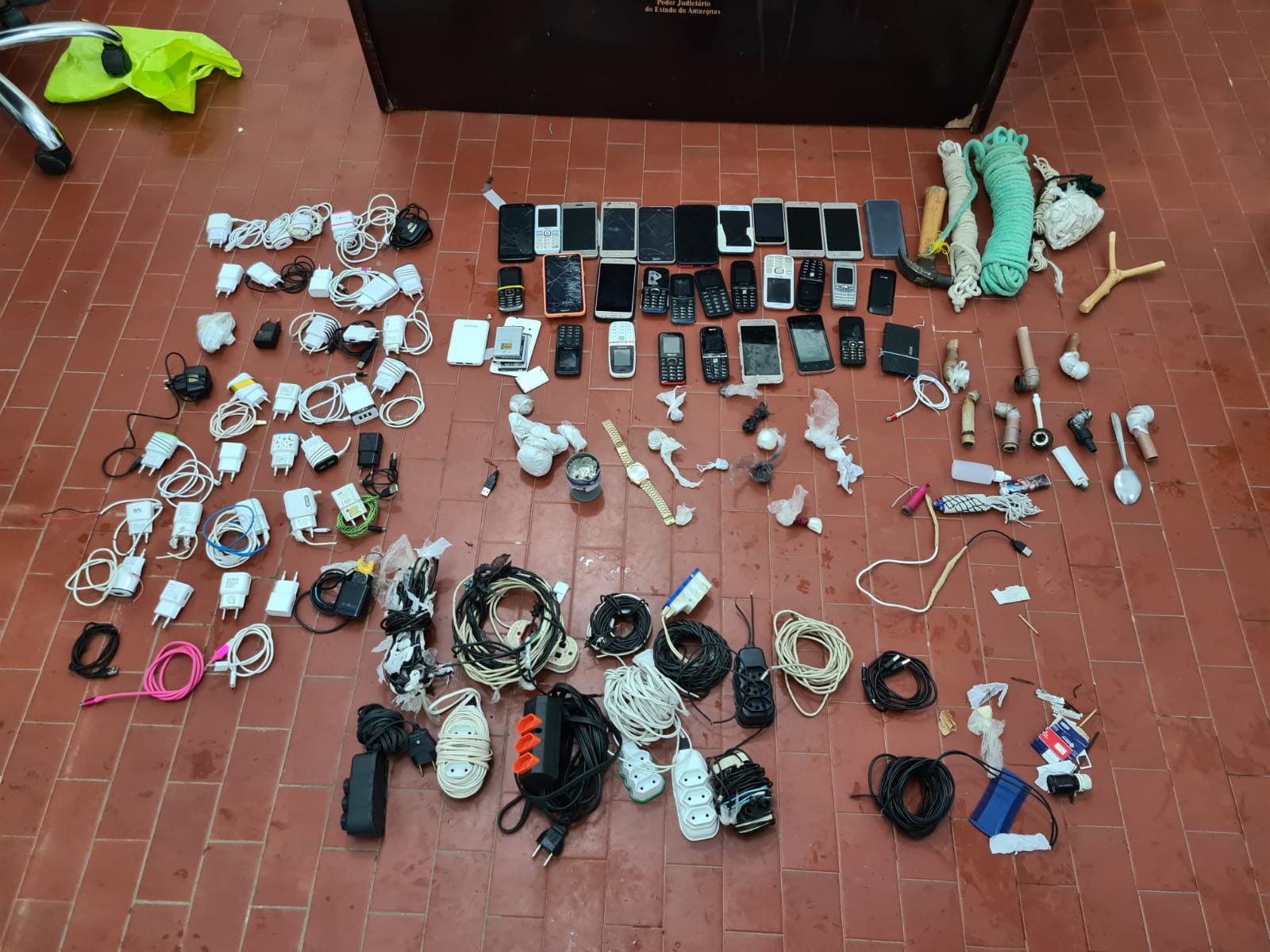 Revista em cadeia do Amazonas apreende objetos proibidos e frustra fuga de detentos