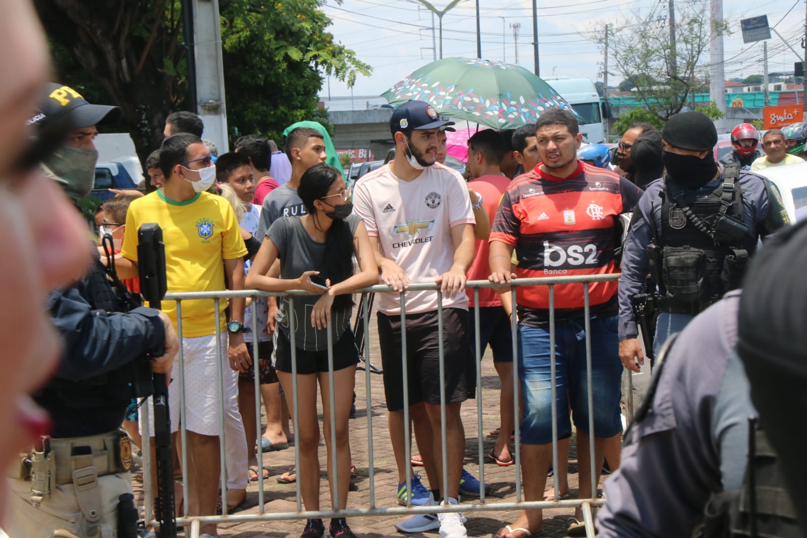 Fãs enfrentam sol escaldante para ver jogadores da seleção brasileira em Manaus