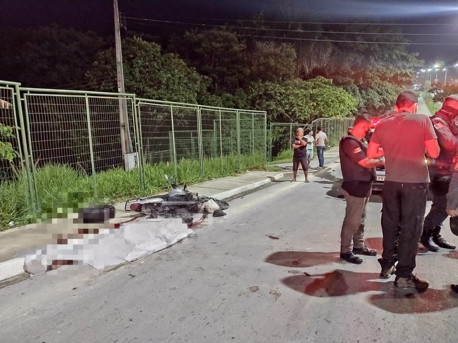 Motociclista morre ao bater cabeça em sarjeta em grave acidente em Manaus