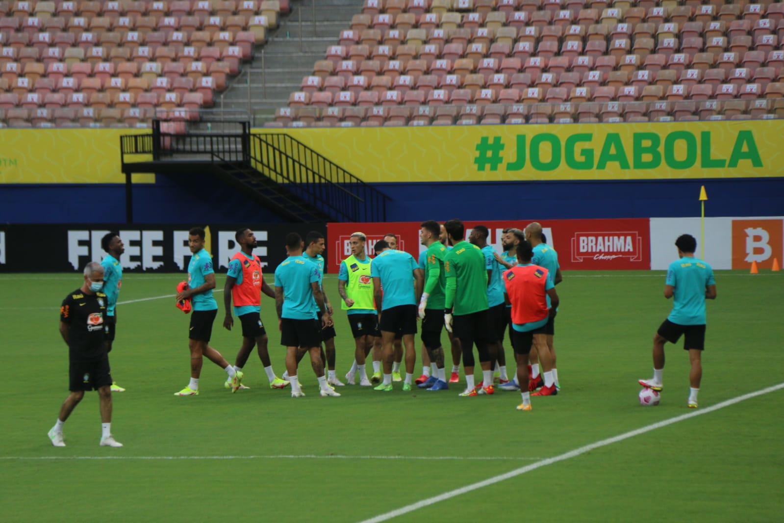 Seleção brasileira entra em campo contra o Uruguai hoje em Manaus