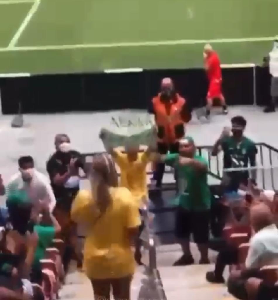 Vídeo: torcedora é surpreendida com pedido de casamento no jogo Manaus x Ypiranga