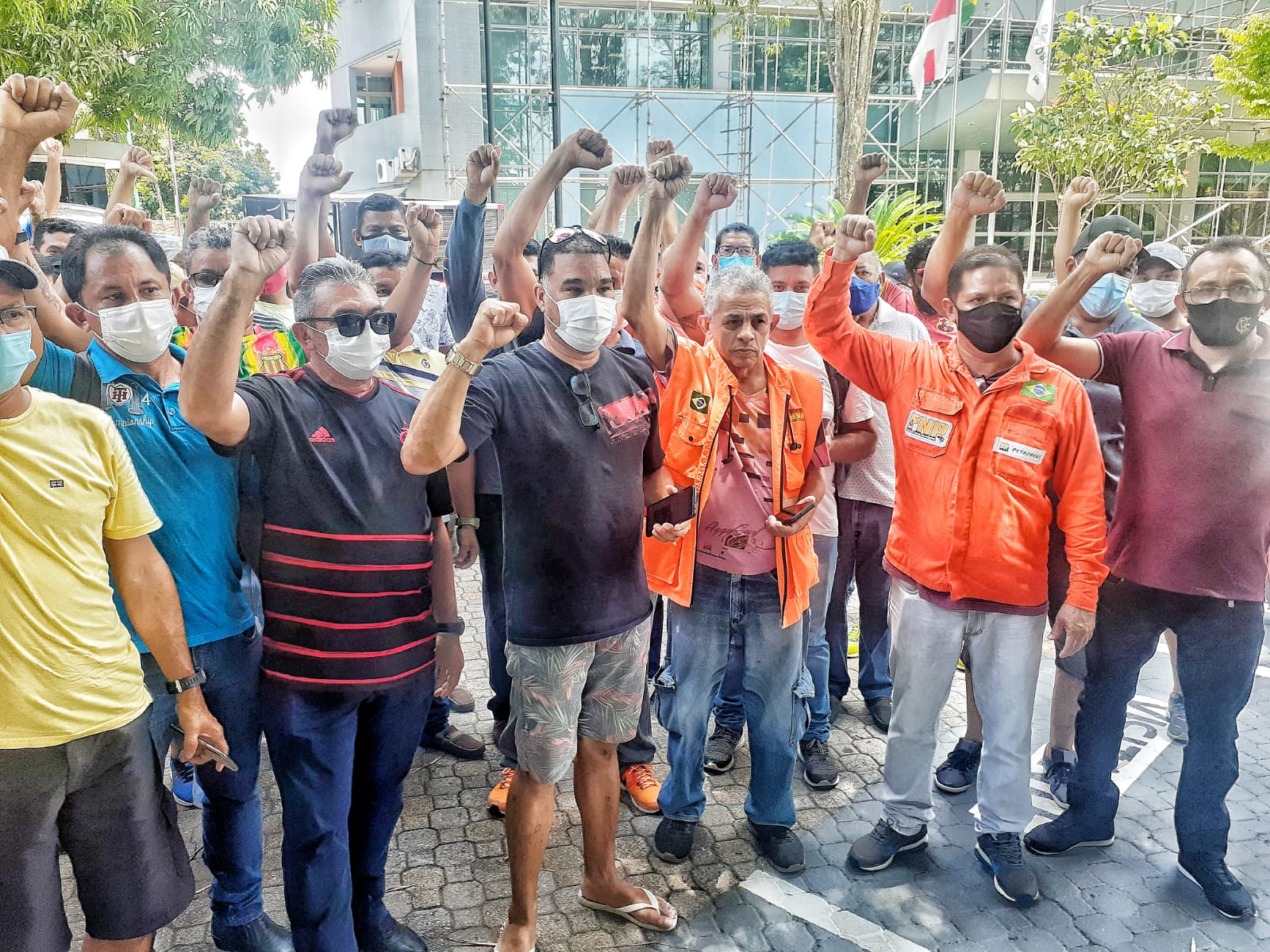 Petroleiros paralisam serviços e fazem manifestação  na frente da Petrobras em Manaus