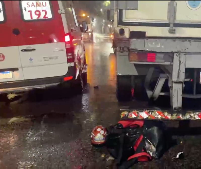 Motociclista fica gravemente ferido ao bater em caminhão durante temporal em Manaus