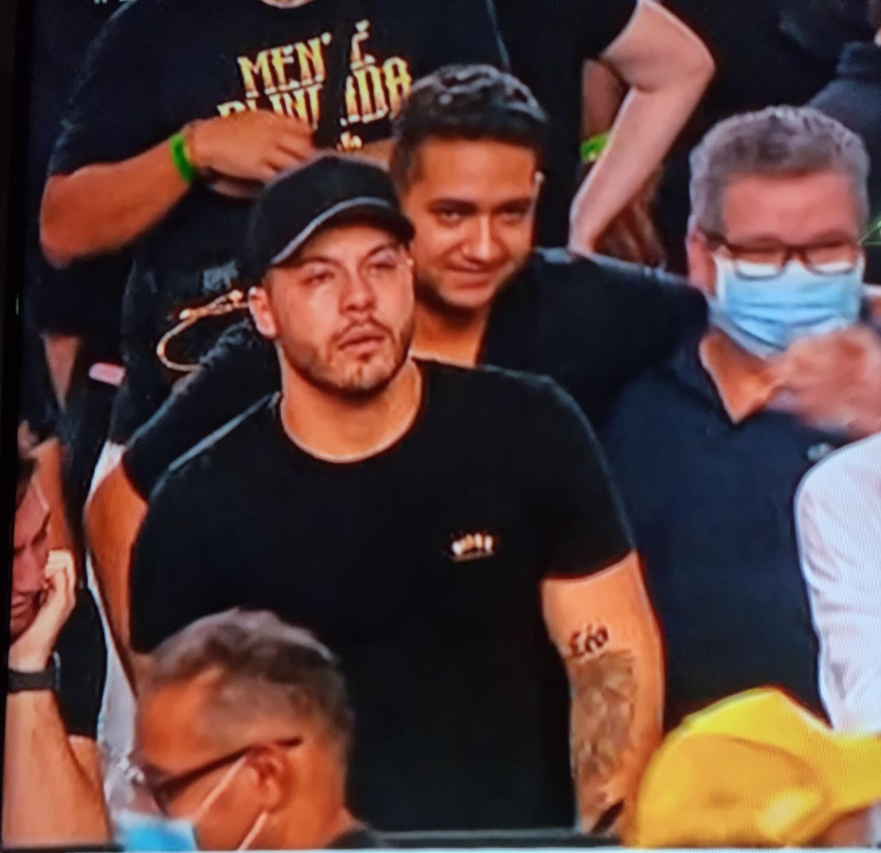 Devastado, Murilo Huff é amparado em velório de Marília Mendonça