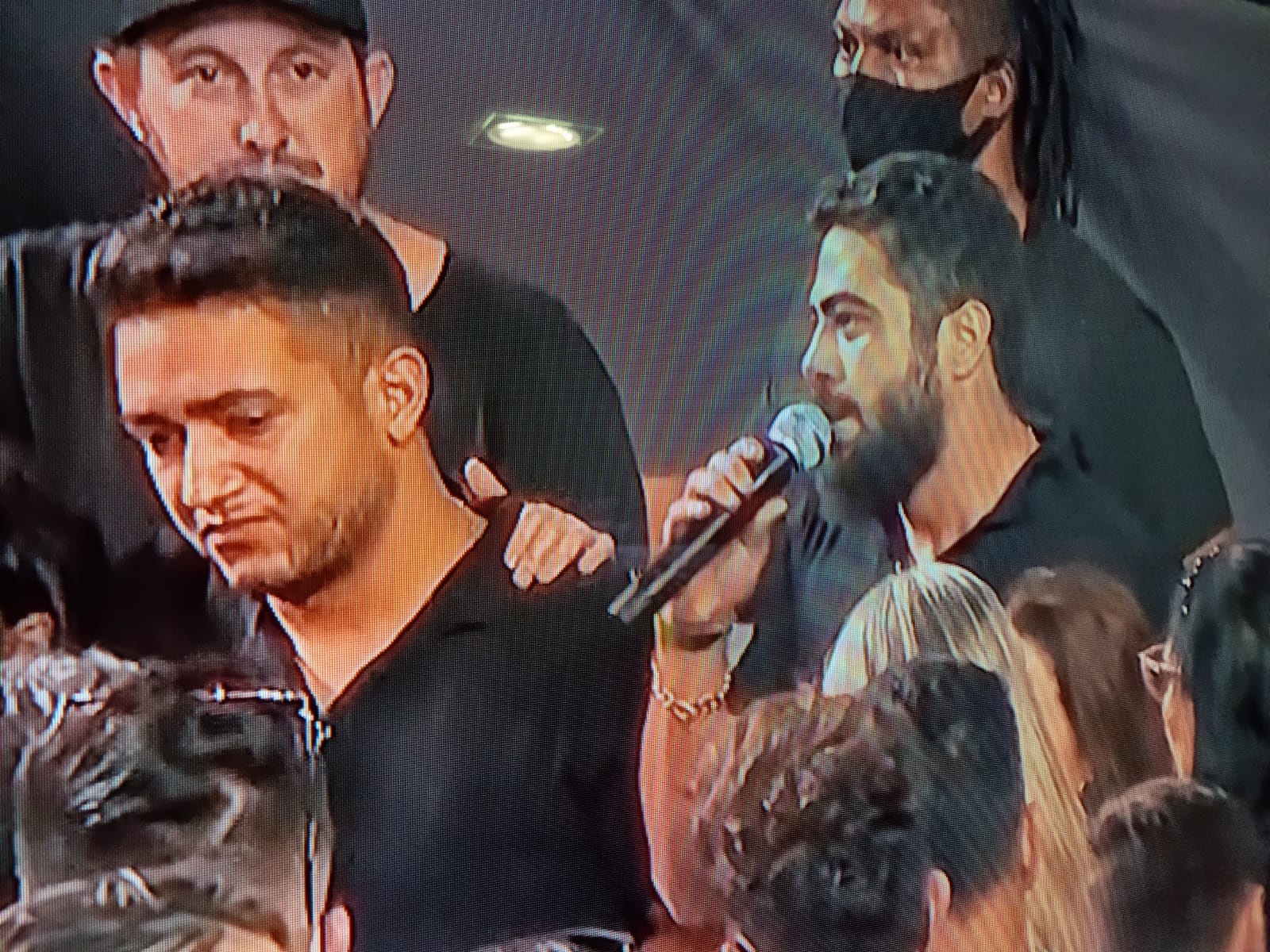 Vídeo: Emocionados, Maiara e Henrique & Juliano cantam em velório de Marília Mendonça