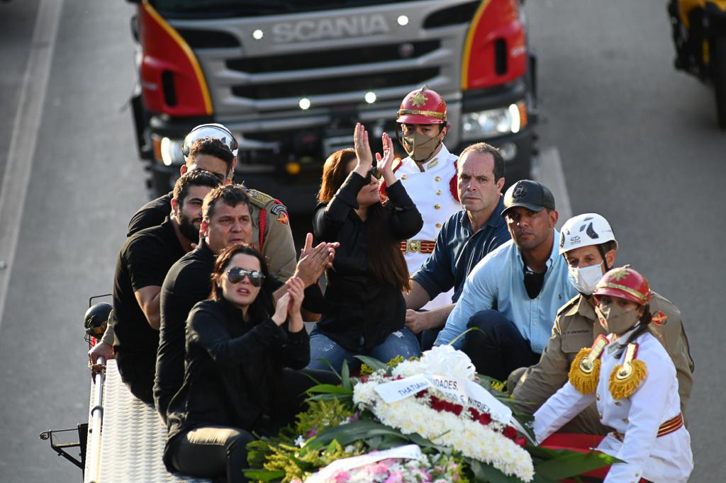 Velório de Marília Mendonça termina e multidão acompanha cortejo para enterro