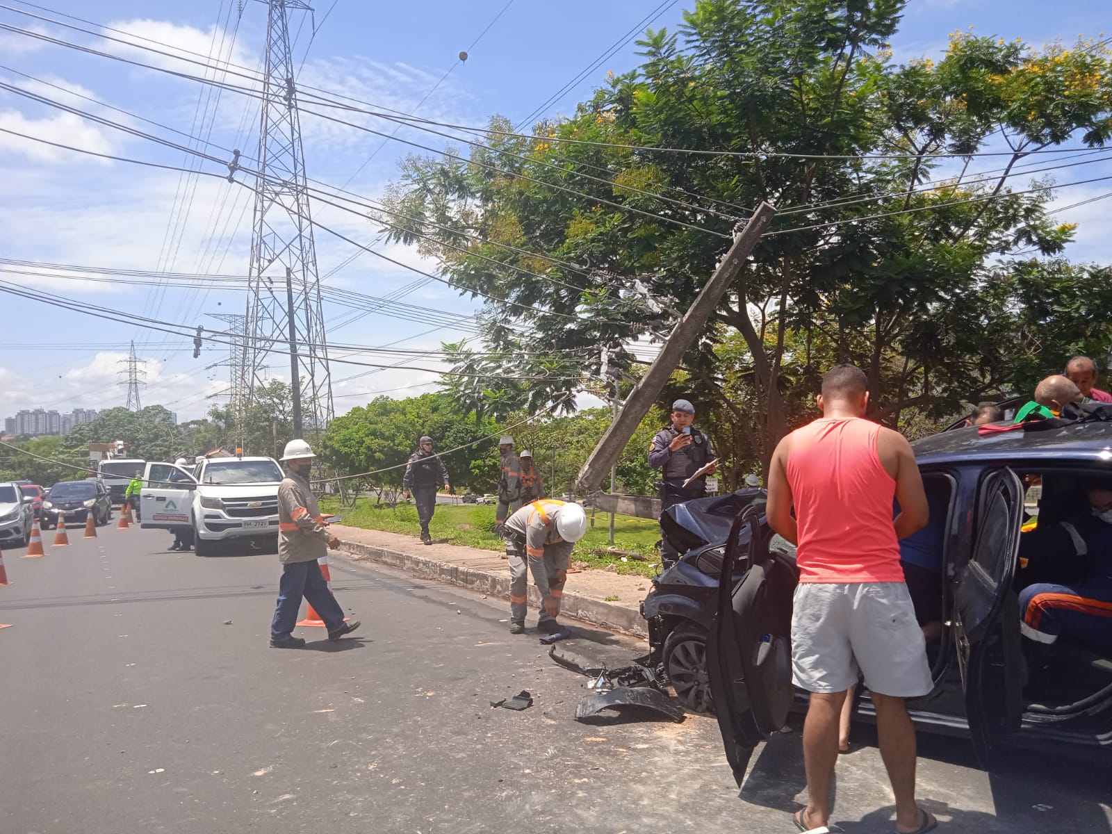 Trecho de avenida é interditado após poste desabar durante acidente em Manaus