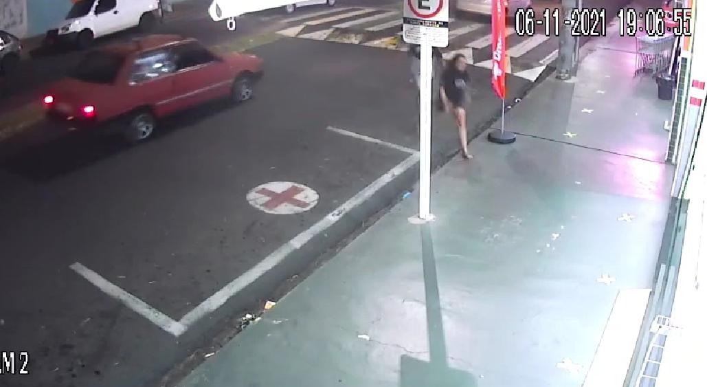 Vídeo mostra mulher correndo de companheiro antes de ser morta a facadas