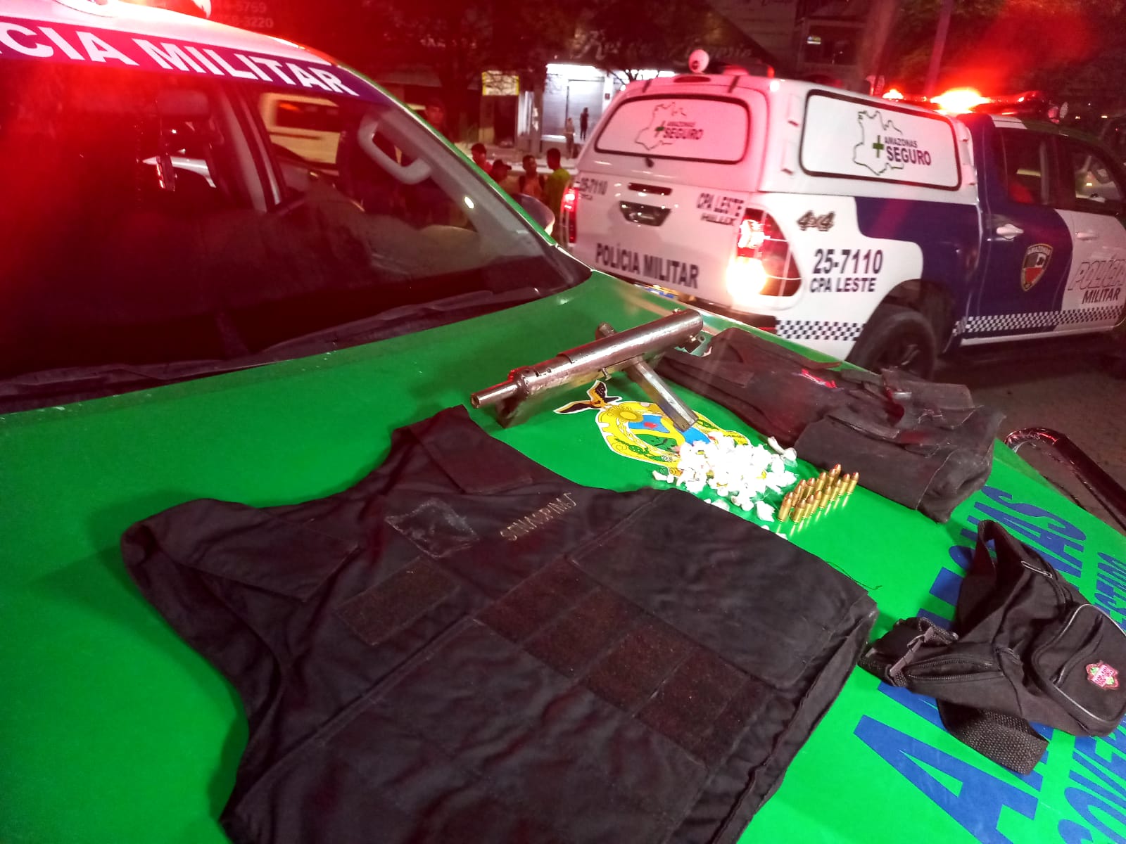 Criminosos abandonam submetralhadora e drogas após troca de tiros com a PM em Manaus