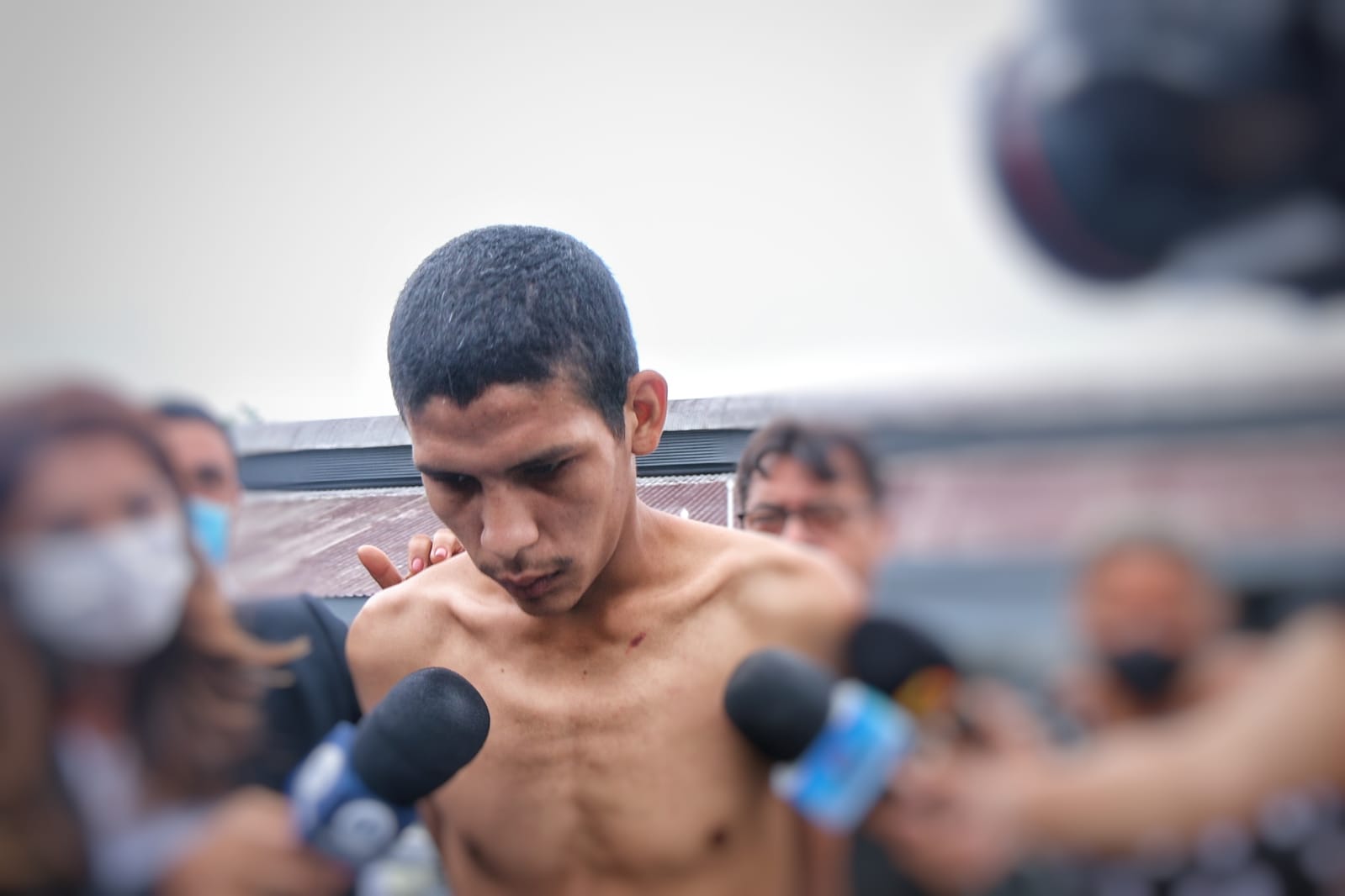 Homem suspeito de matar namorada em Manaus dormiu ao lado do corpo, diz polícia