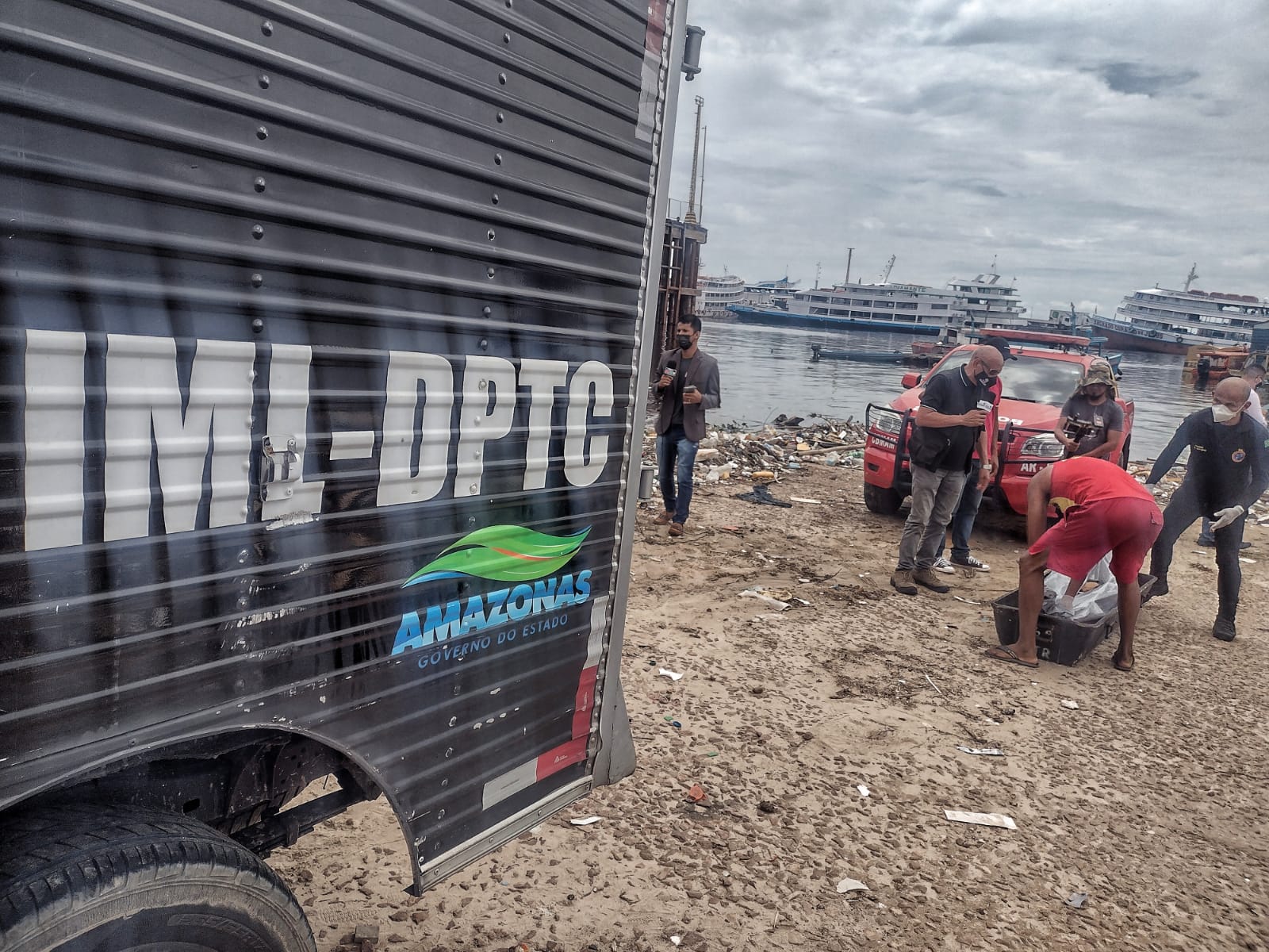 Adolescente morre afogado ao pular de flutuante e bater rosto em Manaus