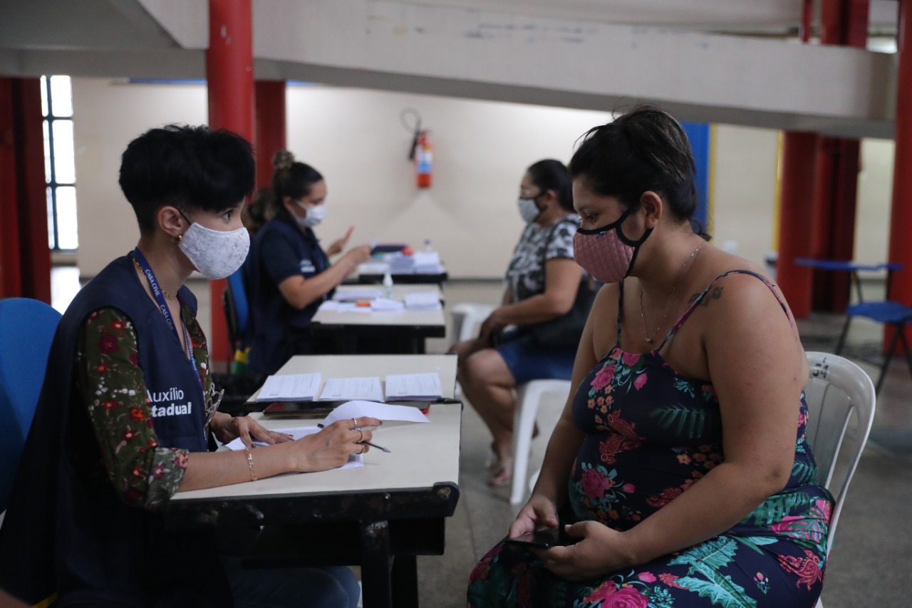 Auxílio Estadual distribui mais de 7,5 mil cartões no 1º dia de entrega em Manaus