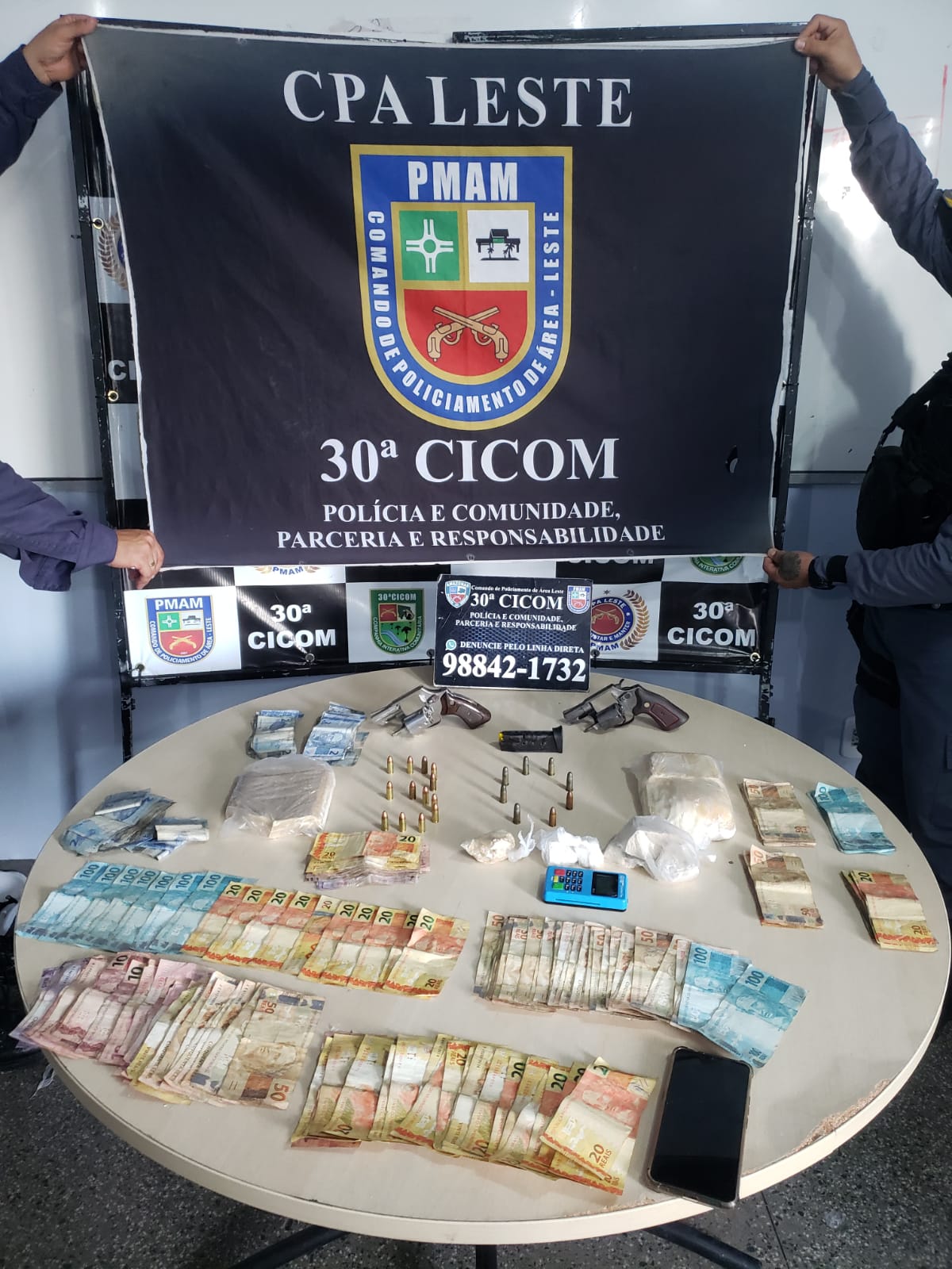 Donos de lanche e bares são presos com armas, drogas e mais de R$ 10 mil em Manaus