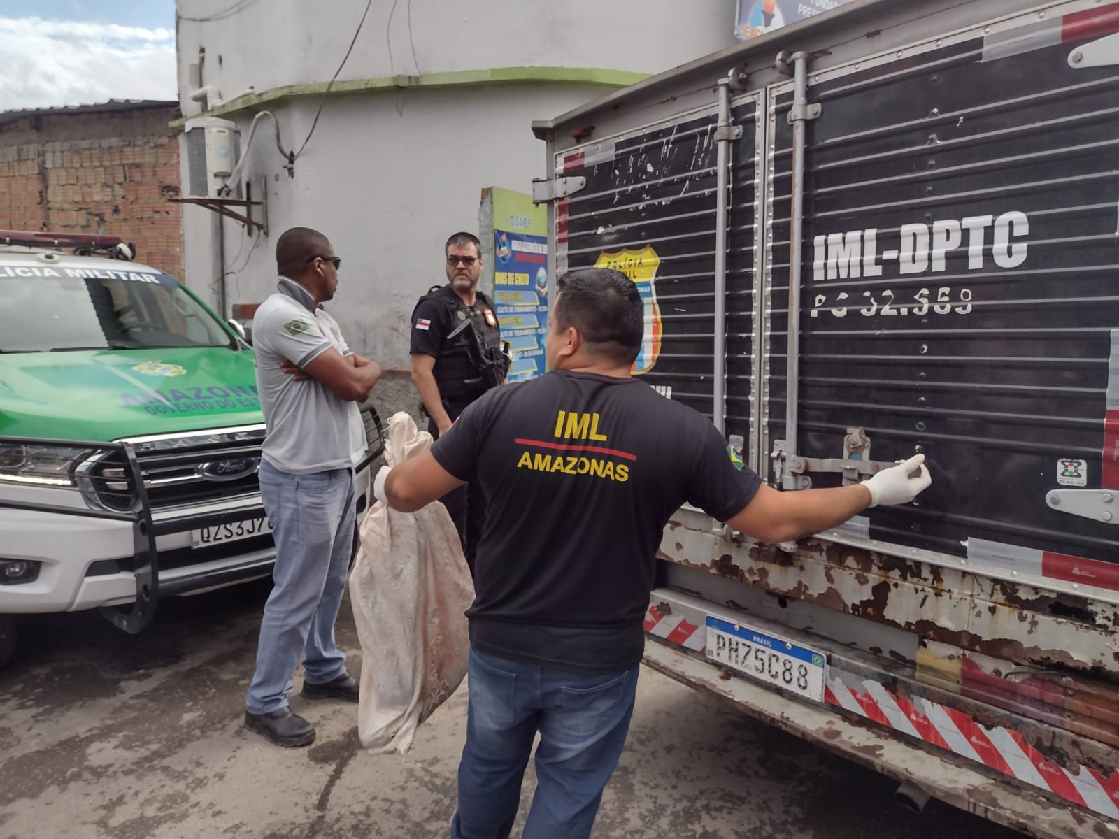 Braços de jovem esquartejado são encontrados em saco em esquina de Manaus