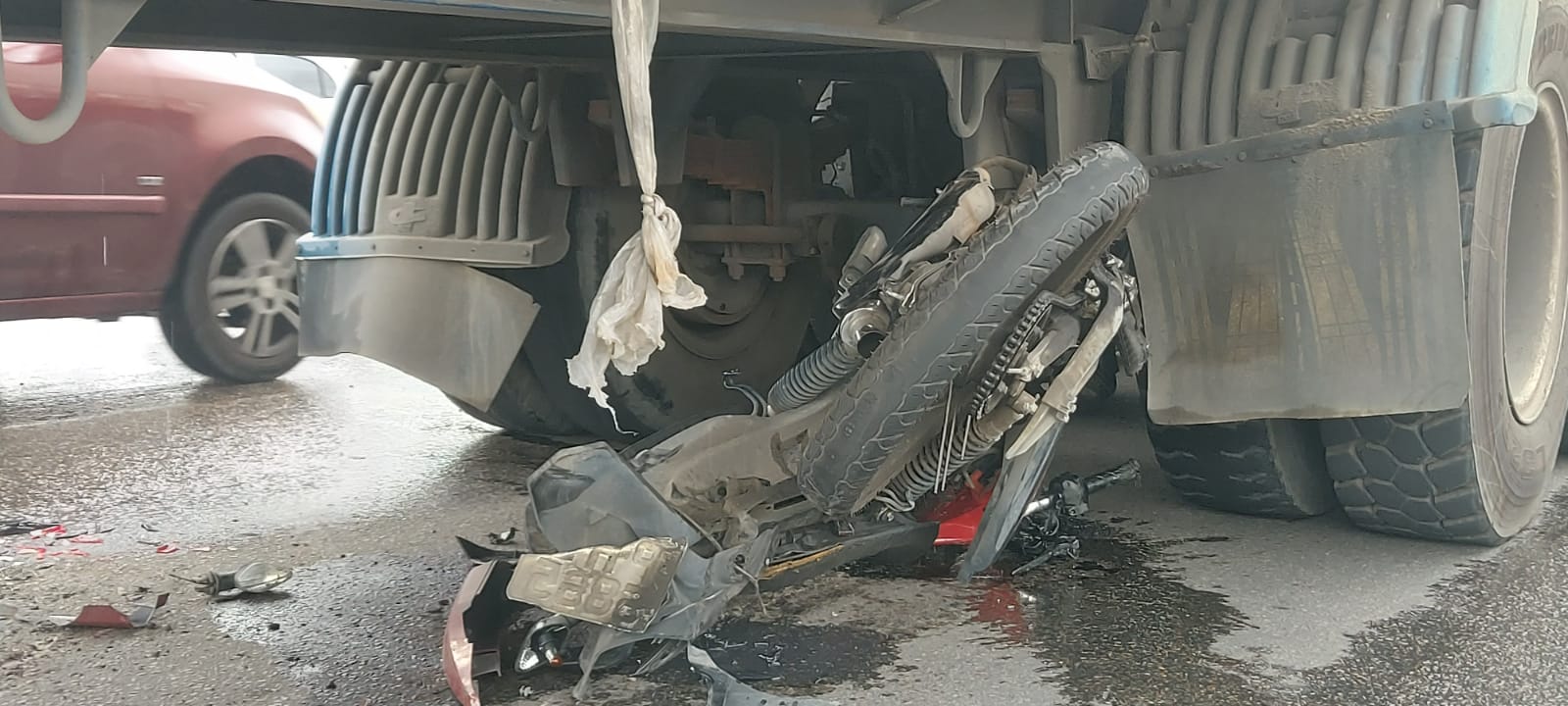 Acidente entre motocicletas e caminhão deixa duas pessoas feridas em Manaus