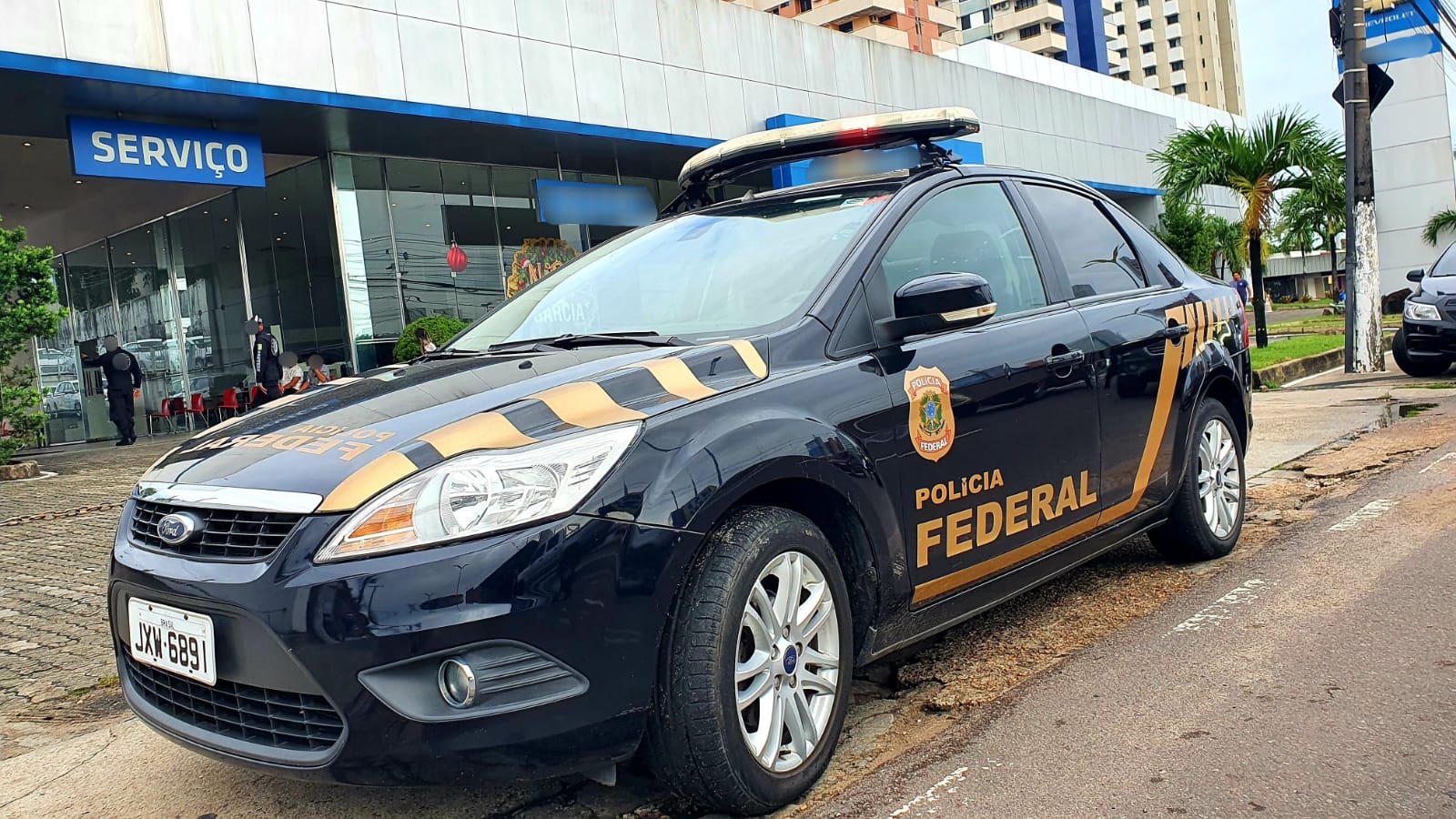 PF e Gaeco cumprem mandados contra lojas de carros em Manaus