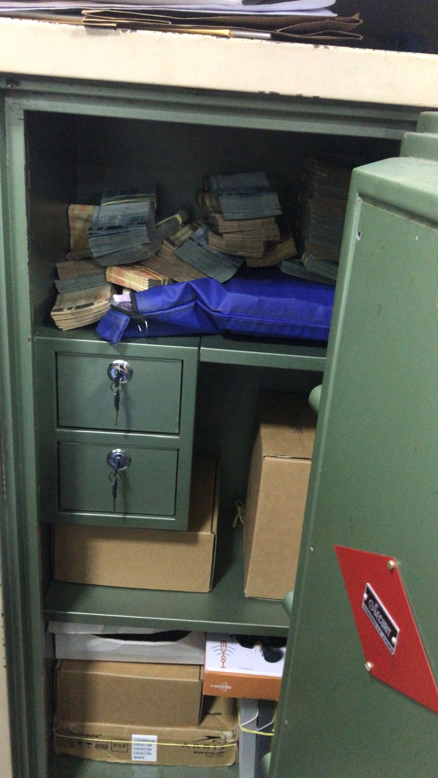 Joias, dinheiro são apreendidos em loja de carros alvo da operação da PF em Manaus