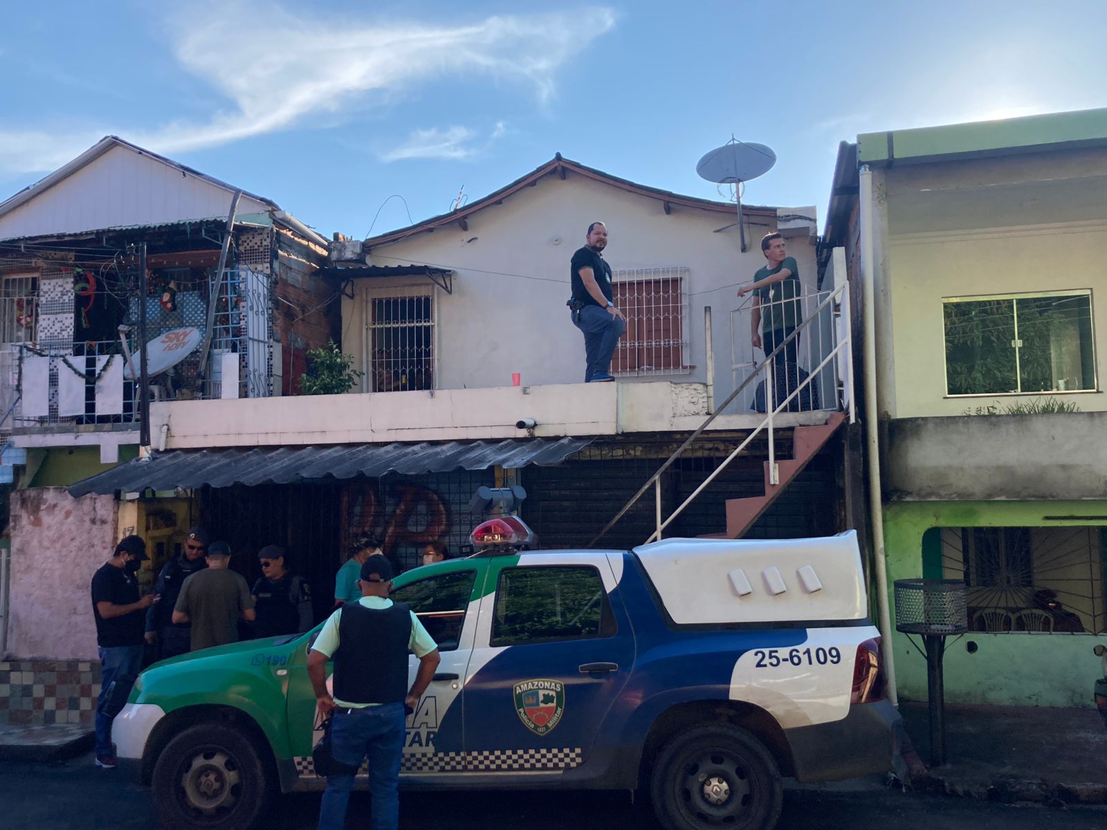 Homem morre e outro é baleado enquanto bebiam em varanda de casa em Manaus 