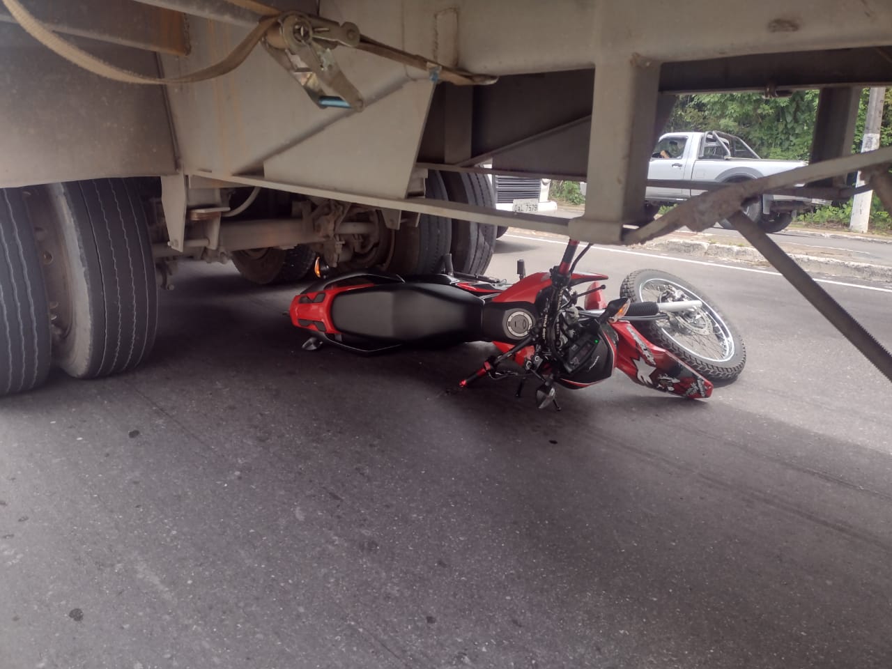 Motocicleta vai parar debaixo de caminhão e mulher tem perna dilacerada em Manaus
