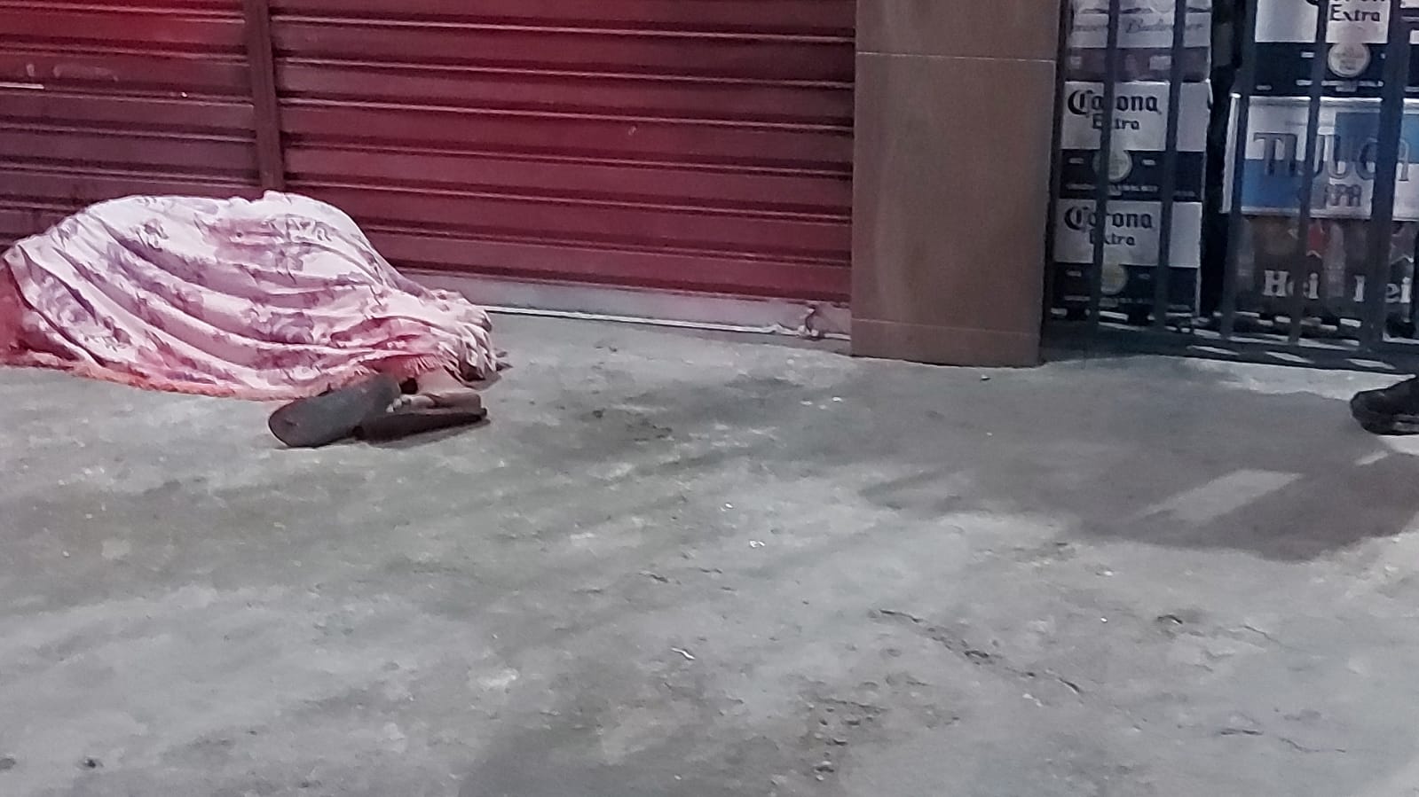 Homem sai para comprar cigarros e é assassinado em mercadinho em Manaus