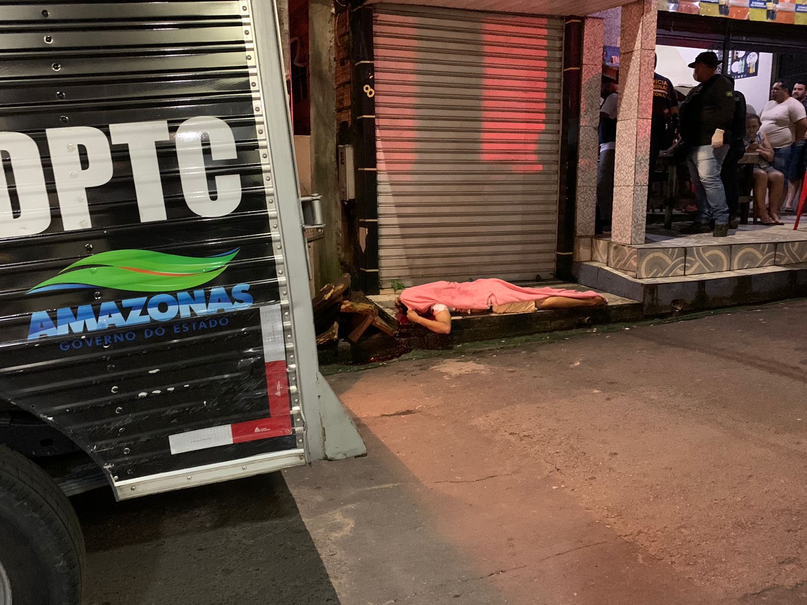 Homem é assassinado enquanto consumia bebidas alcoólicas em bar de Manaus