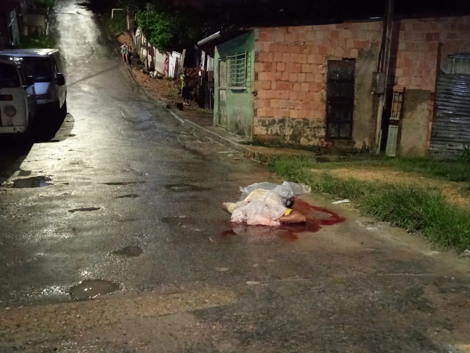 Homem é morto com tiros na cabeça em rua do Monte das Oliveiras 