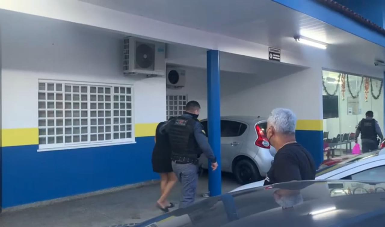 Mulher é presa com arma após ser abandonada por companheiro em Manaus
