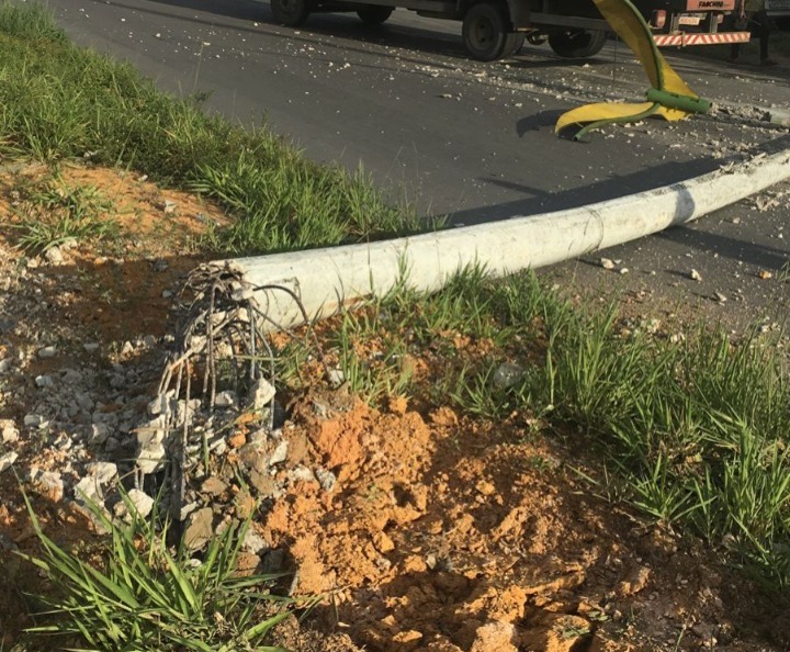 Homem é arremessado de caminhão após batida contra poste em Manaus 